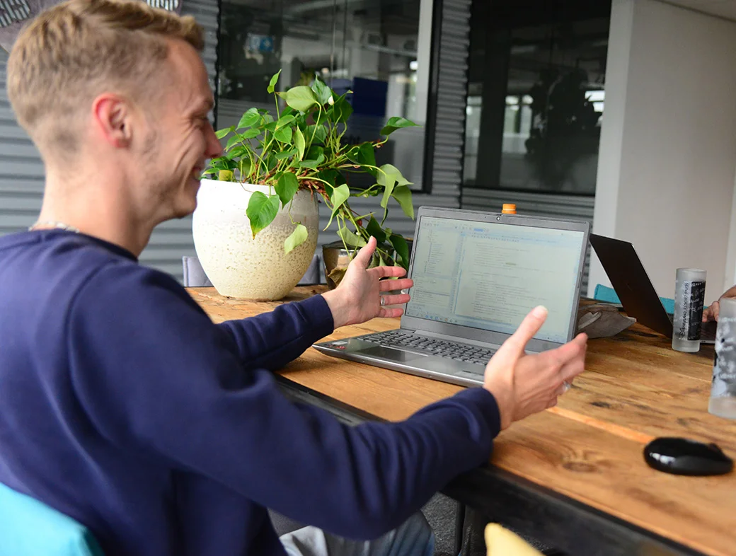 Developer van En Masse licht een oplossing toe op de laptop