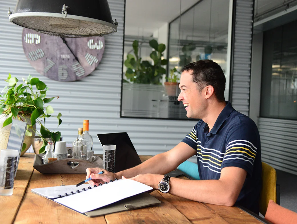 Sjoerd Maessen werkt een oplossing uit op papier