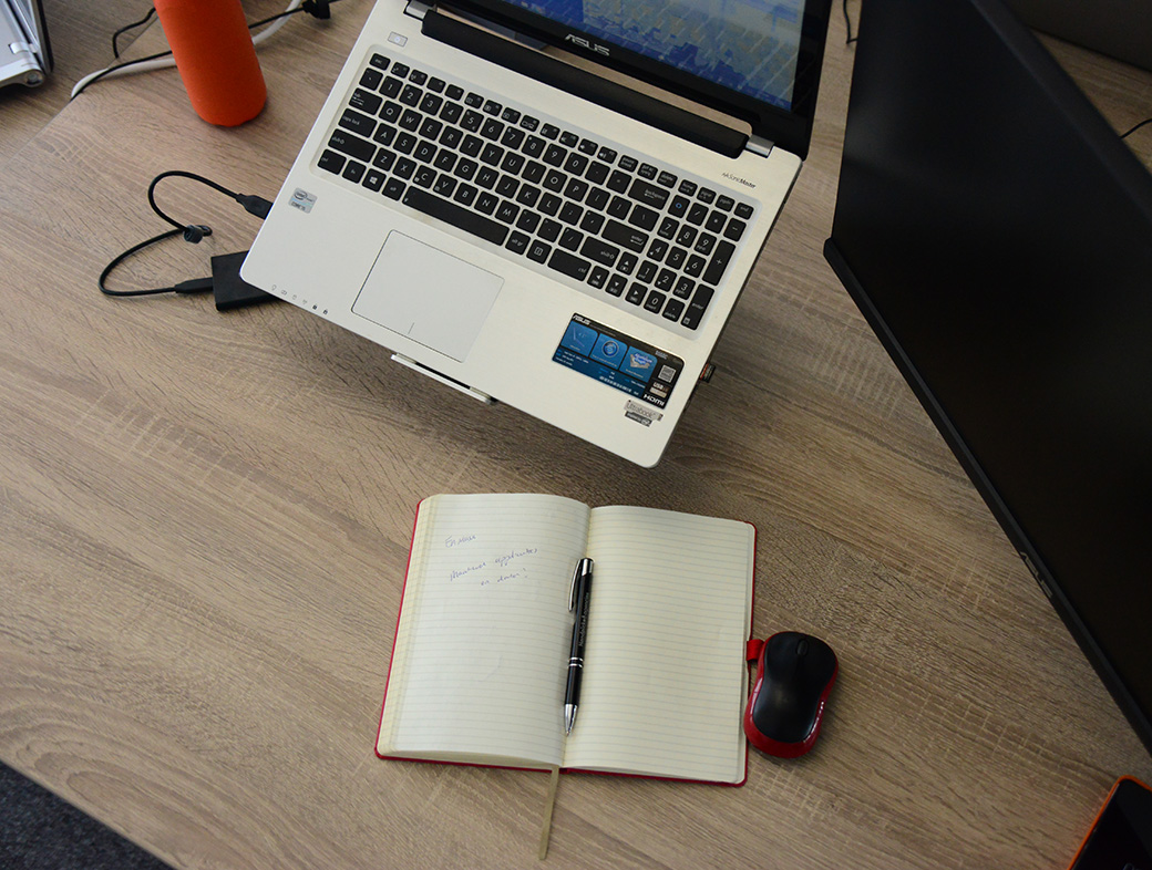 Wireframes en user stories op whiteboard tijdens agile sprint planning bij En Masse