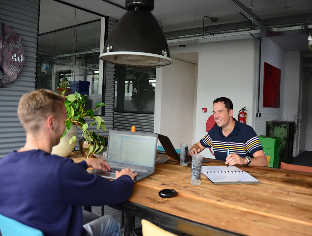 Sjoerd Maessen en En Masse development team bespreken maatwerk CRM applicatie in persoonlijk overleg